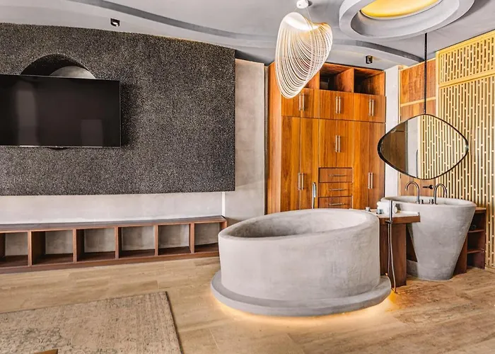 Beachfront 3br Penthouse W Private Pool Hot Tub & Gym *